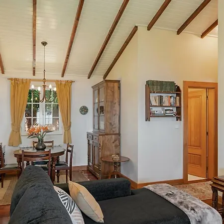 Quinta Devonia By An Island