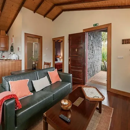 Quinta Devonia By An Island