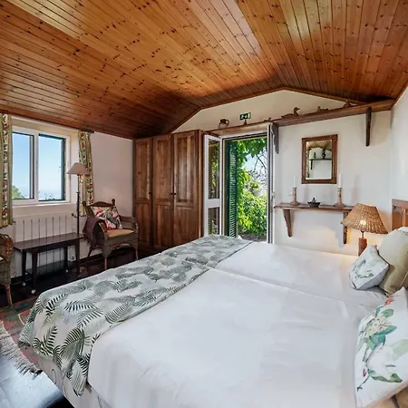 Quinta Devonia By An Island *