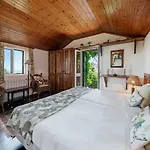 Quinta Devonia By An Island *