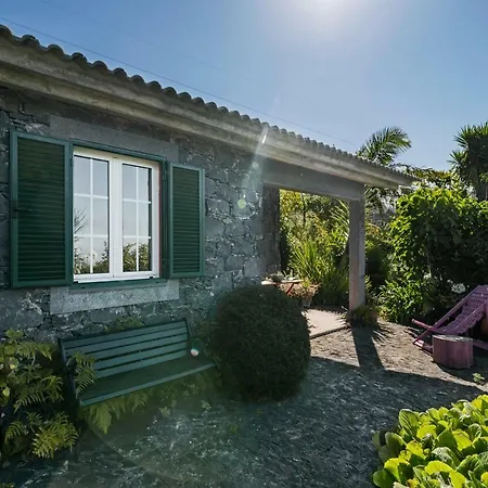 Quinta Devonia By An Island