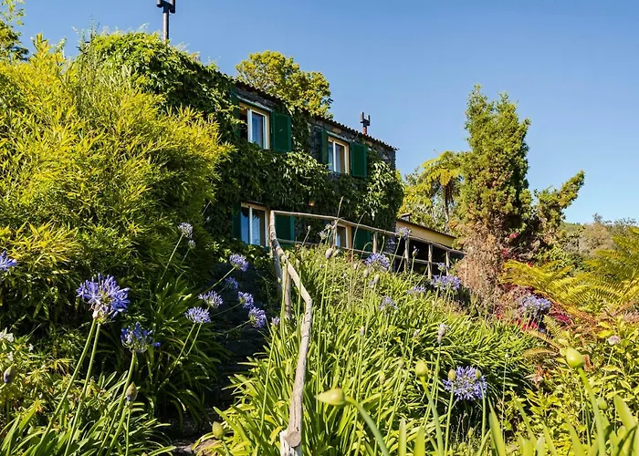 Quinta Devonia By An Island