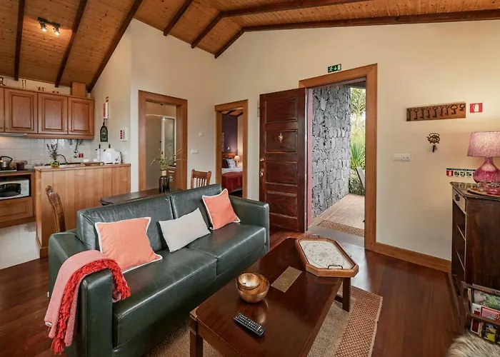 Quinta Devonia By An Island