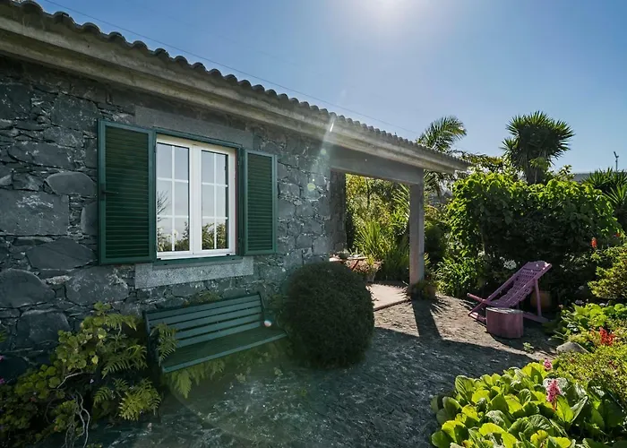 Quinta Devonia By An Island